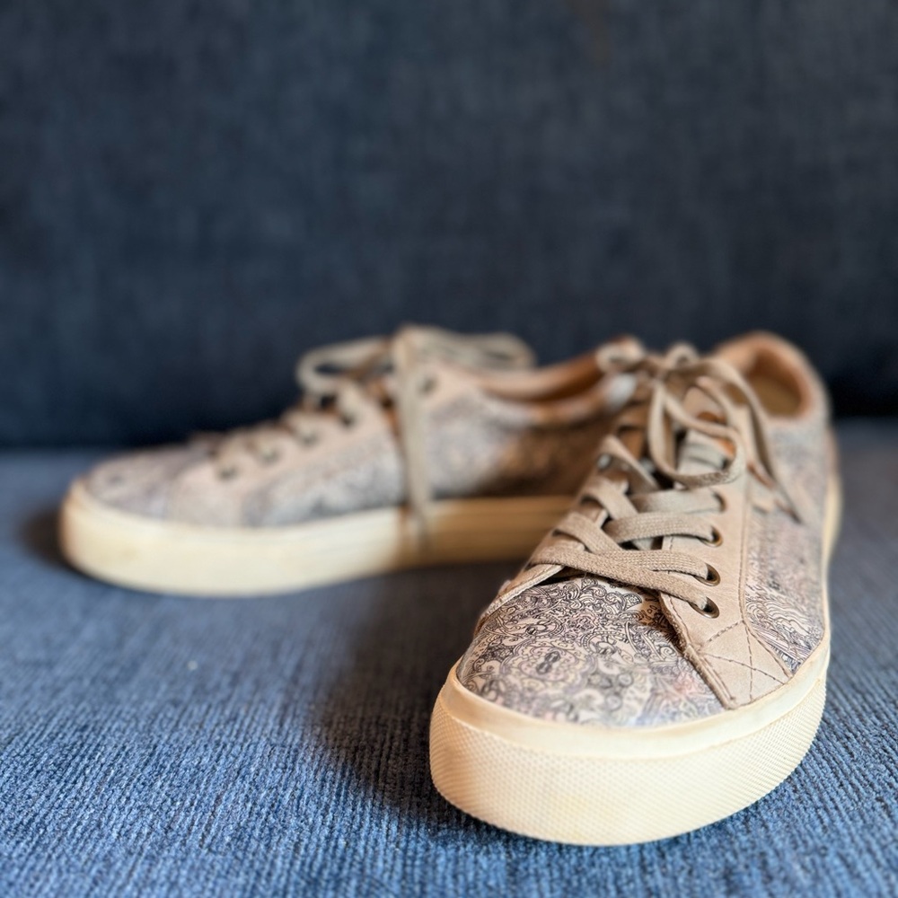 Women’s Tao Sneakers 8.5